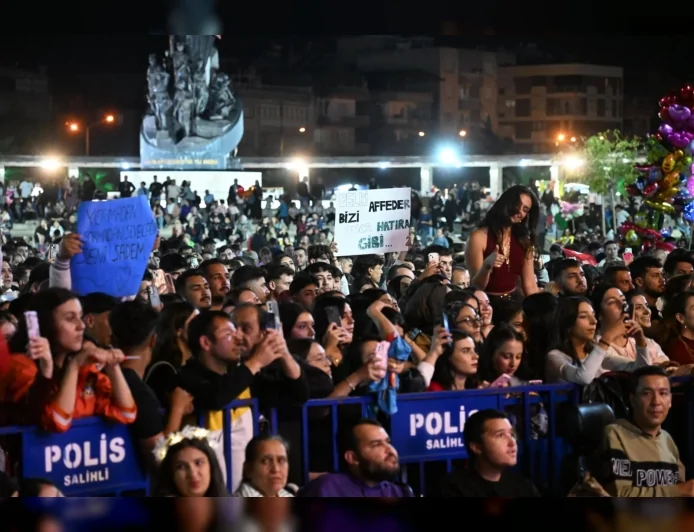 Salihli’de Cumhuriyet Bayramı Coşkusu: İlyas Yalçıntaş Konseri Atatürk Kent Meydanı’nı Doldurdu