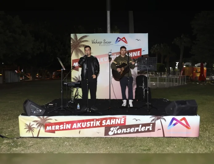 Mersin Sahilinde Akustik Sahne Konserleri Gençlerin Buluşma Noktasına Dönüştü