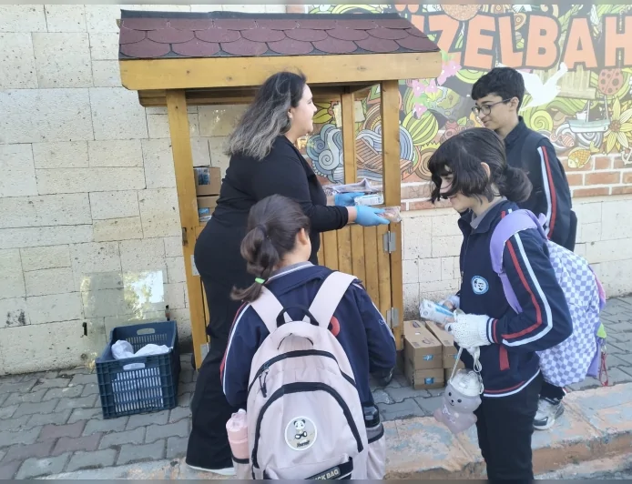Güzelbahçe Belediyesi’nden Öğrencilere Destek: Süt, Simit ve Meyve Dağıtımı Yeni Eğitim Yılında da Sürüyor