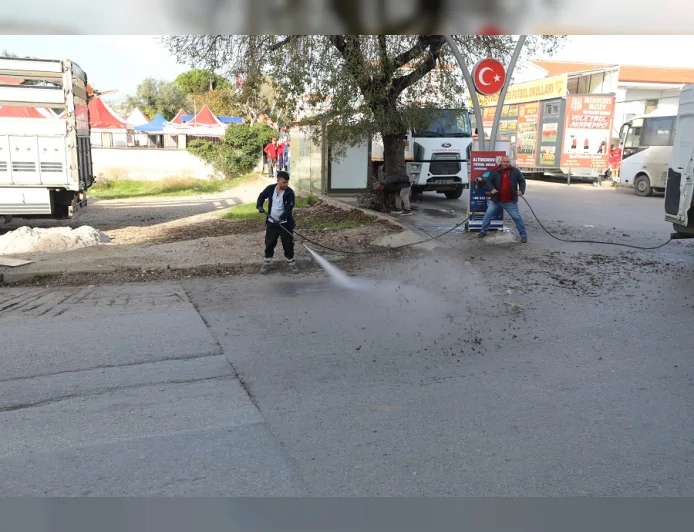 Menderes’te Atatürk ve İnönü Caddeleri’nde Geniş Çaplı Temizlik Seferberliği Başlatıldı