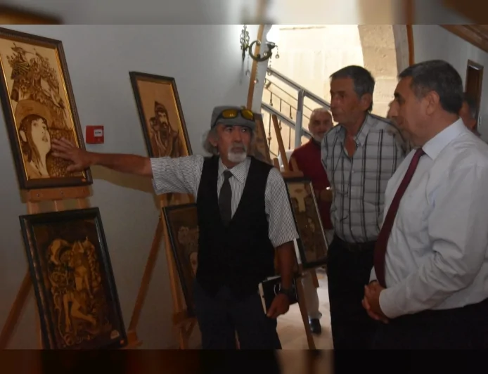 Kastamonulu Sanatçı İhsan Tabak’tan Silifke’de Cumhuriyet Sergisi: Ahşap Üzerine Yakma Sanatıyla Atatürk ve Cumhuriyet Teması