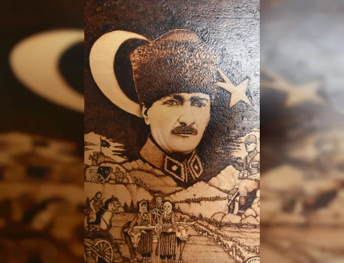 Kastamonulu Sanatçı İhsan Tabak’ın Ahşap Üzerine Yaktığı “Cumhuriyet Sergisi” Silifke’de Büyük İlgi Gördü