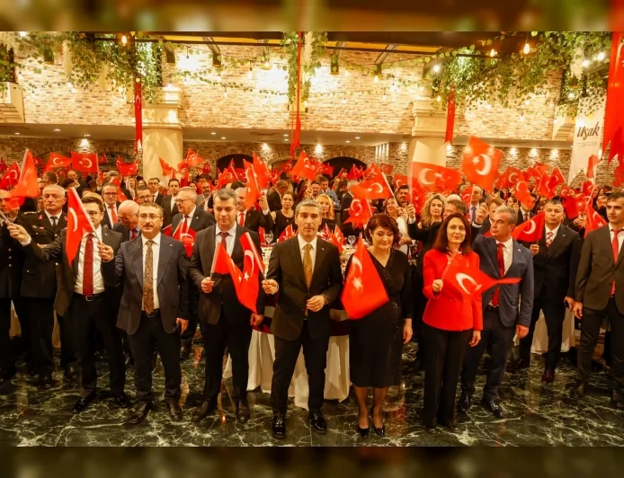 Uşak’ta Cumhuriyet’in 102. Yılı Coşkusu: Tüm Şehir 29 Ekim’i Bayraklarla, Müzik ve Şenliklerle Kutladı