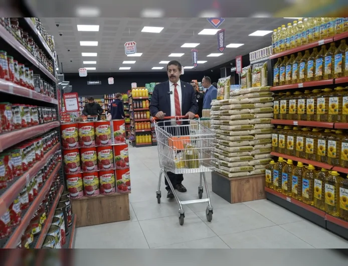 AK Parti’li Abdurrahim Fırat Erzurum Halk Pazarı Marketinde Alışveriş Yaptı: “Hem Üretici Hem Tüketici Kazanıyor”