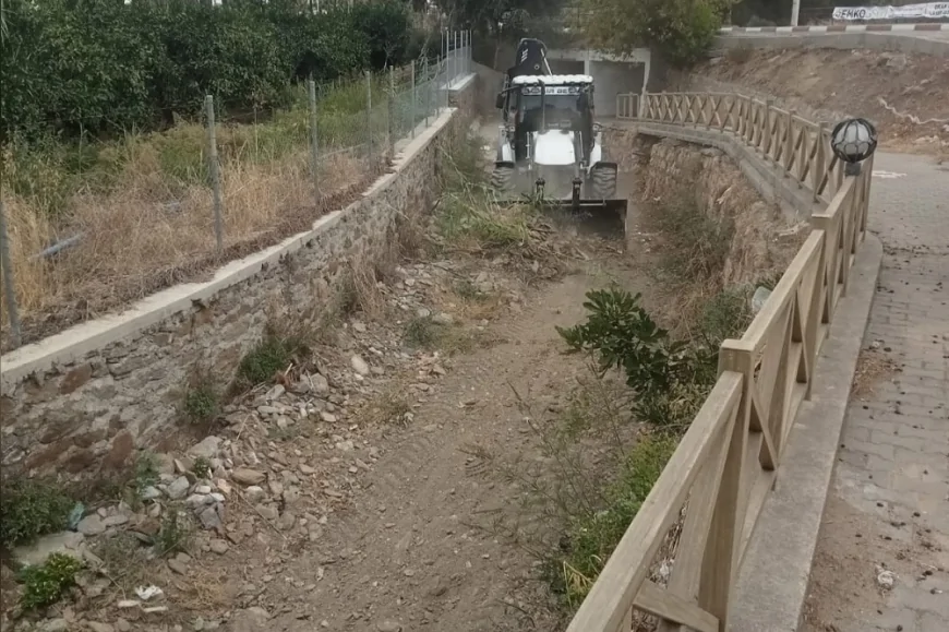 Menderes’te dere yatakları ve kanallar temizlendi, kış öncesi taşkın riskine karşı önlem alındı