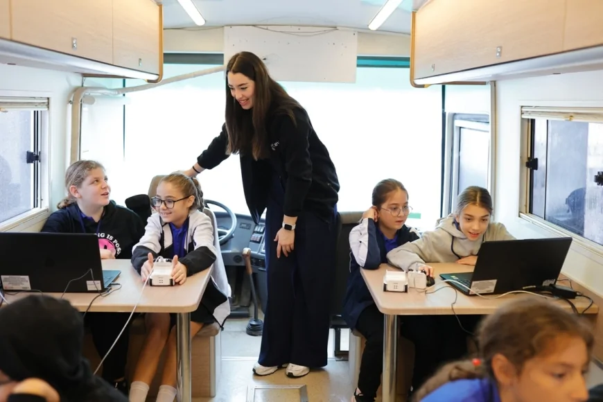 Mavi Nefes Eğitim Otobüsü Ayvalık’ta öğrencilere deniz temizliği bilinci aşılıyor
