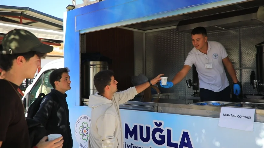 Muğla Büyükşehir Belediye Başkanı Ahmet Aras: "Çorba ikramıyla öğrencilerin yanında olmaya devam ediyoruz"