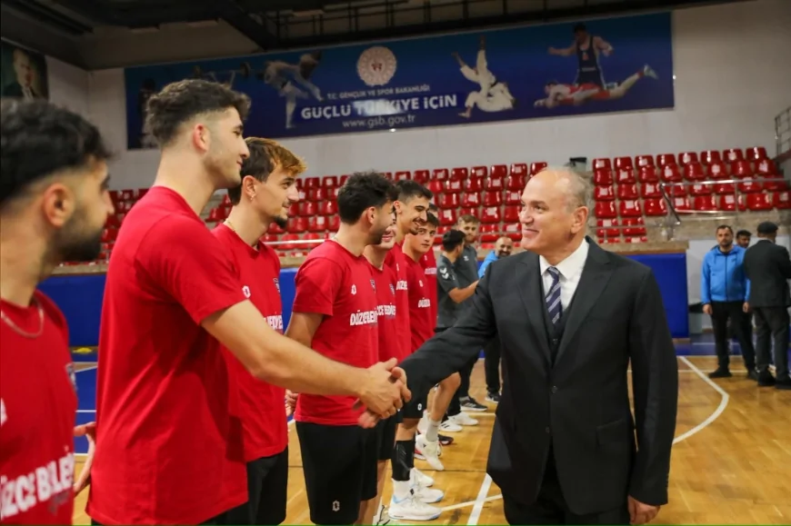 Düzce Belediye Başkanı Faruk Özlü: "Voleybolcularımıza Yeni Sezonda Başarılar Diliyorum"