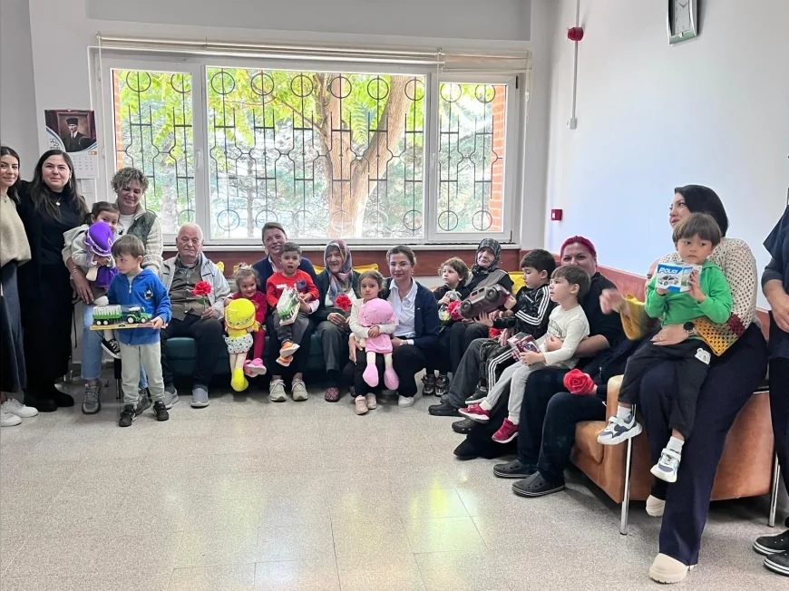 Eskişehir’de miniklerden Yaşlılar Günü’nde alzheimerlı bireylere duygu dolu ziyaret