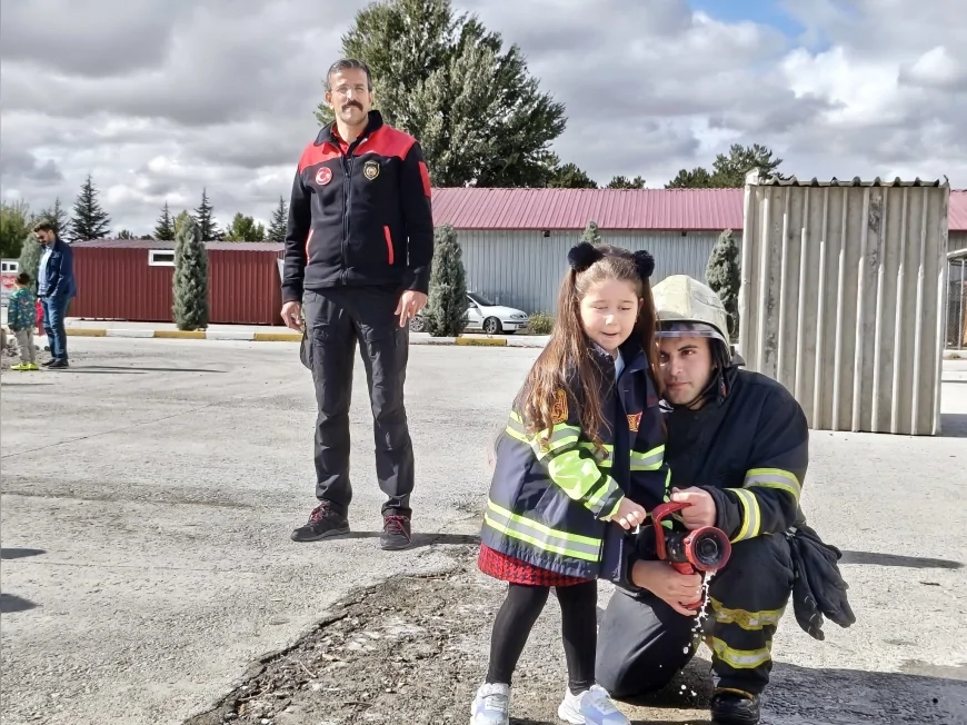 Çorum’da minik öğrenciler İtfaiye Haftası etkinliğinde itfaiyecilerle buluştu