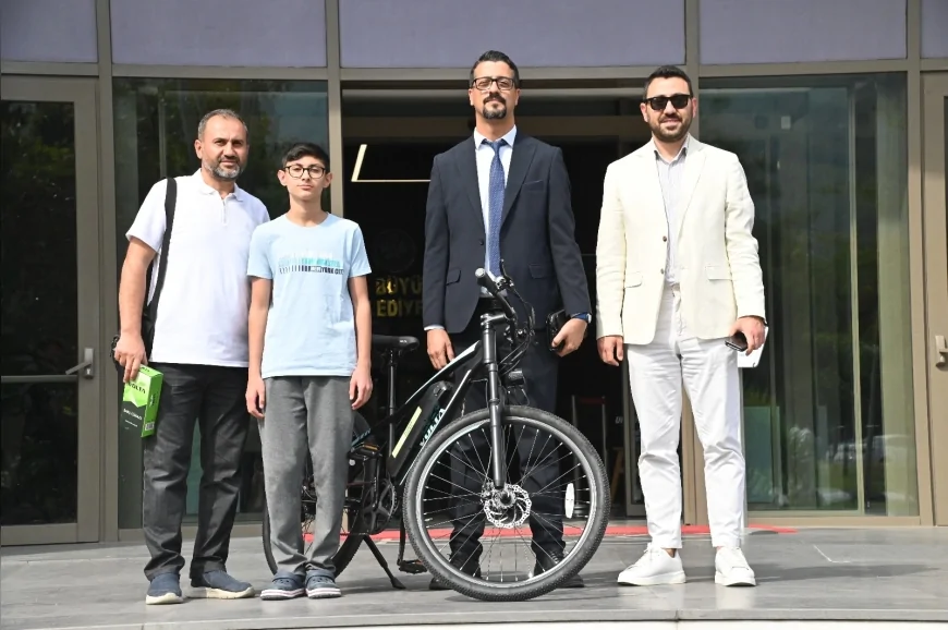 Manisa’da en çok adım atan 3 kişi ödüllerini aldı, elektrikli bisikletler sahiplerine teslim edildi