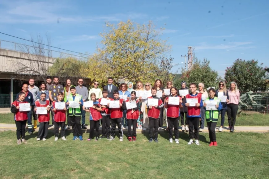 Yalova’da ortaokul öğrencilerine sokak hayvanları için yürüttükleri proje sonrası “Hayvan Gönüllü Sertifikası” verildi