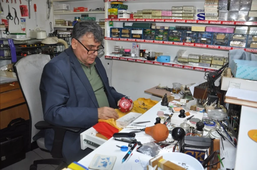 Yarım asırlık saat ustası Serdar Gencer: "Belki de son kuşak olarak Ereğli halkına hizmet veriyorum"