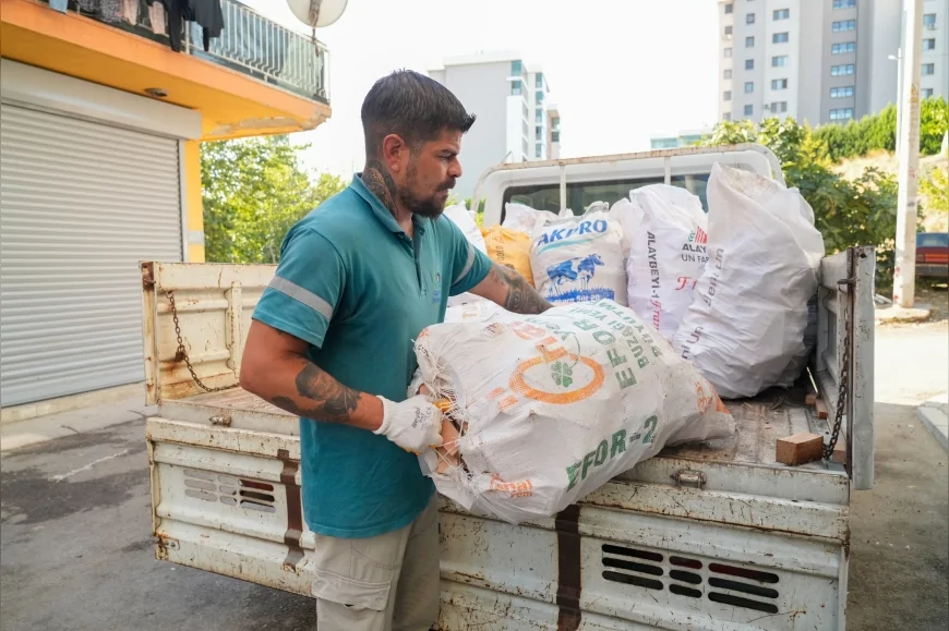 Gaziemir Belediyesi ihtiyaç sahiplerine budama odunları ve ahşap atölyesi atıklarıyla kış desteği sağlıyor