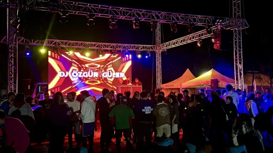 Foça Kumburnu’nda gençlik rüzgarı: Ücretsiz kamp, konserler ve deniz keyfiyle dolu üç gün