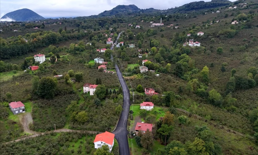 Ordu Büyükşehir, Ulubey Doğlu Mahallesi’ne sıcak asfaltla konforlu ulaşım sağladı
