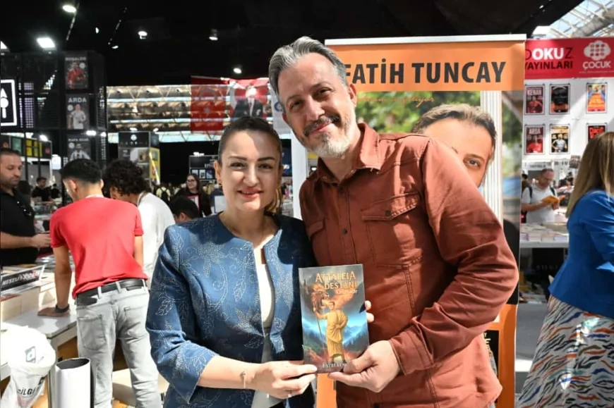 Antalya Kitap Fuarı’nda ikinci gün yoğun ilgi: Yazarlar ve okurlar buluştu