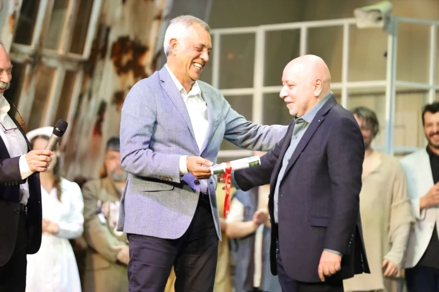 Bursa Şehir Tiyatrosu 2025-2026 sezonuna Ken Kesey’in “Guguk Kuşu” uyarlamasıyla başladı