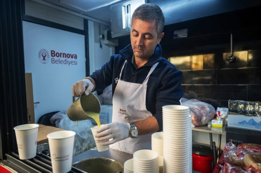 Bornova Belediyesi soğuk sabahlarda her gün 1000 kişiye sıcak çorba ikramına başladı