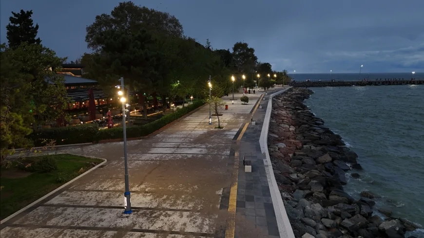 Ordu Büyükşehir Belediyesi Fatsa Atatürk Parkı’nı Baştan Yeniliyor: Modern Aydınlatmalarla Park Işıltılı Bir Görünüme Kavuştu