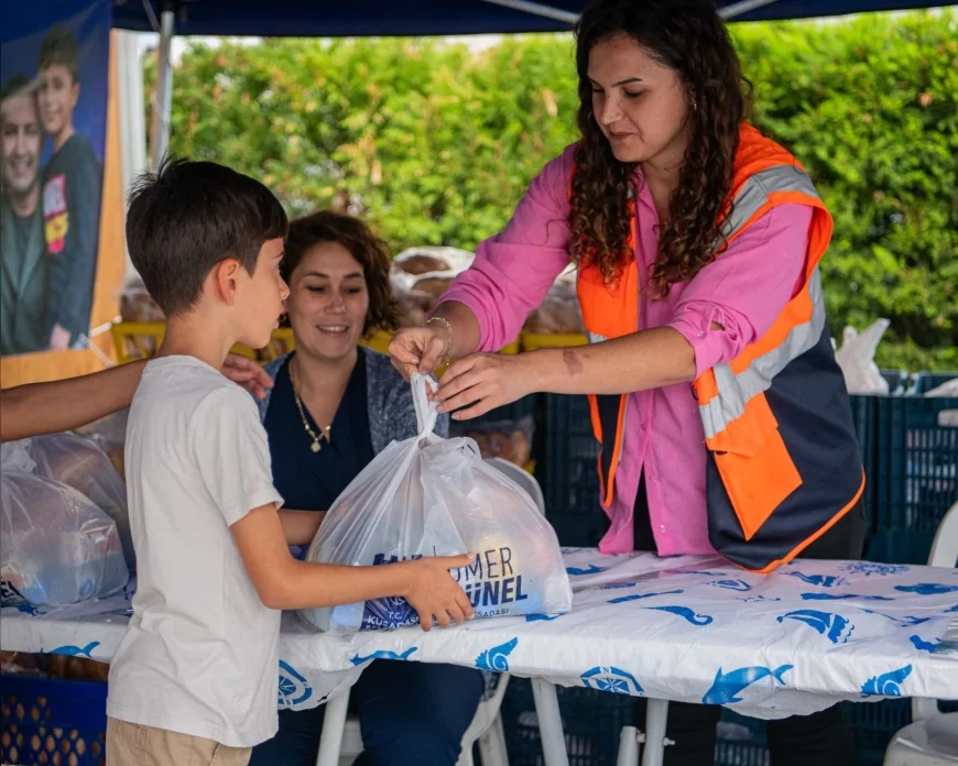 Kuşadası Belediyesi, ihtiyaç sahibi öğrencilerin beslenme çantalarını üçüncü haftada da dolduruyor