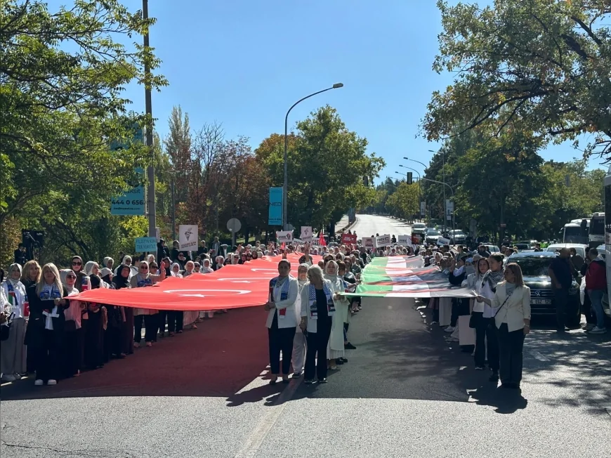 Ankara’da “Gazze İçin Sessiz Çığlık” etkinliğinde kadınlar el ele vererek İsrail Büyükelçiliği önünde Filistin’e destek zinciri oluşturdu