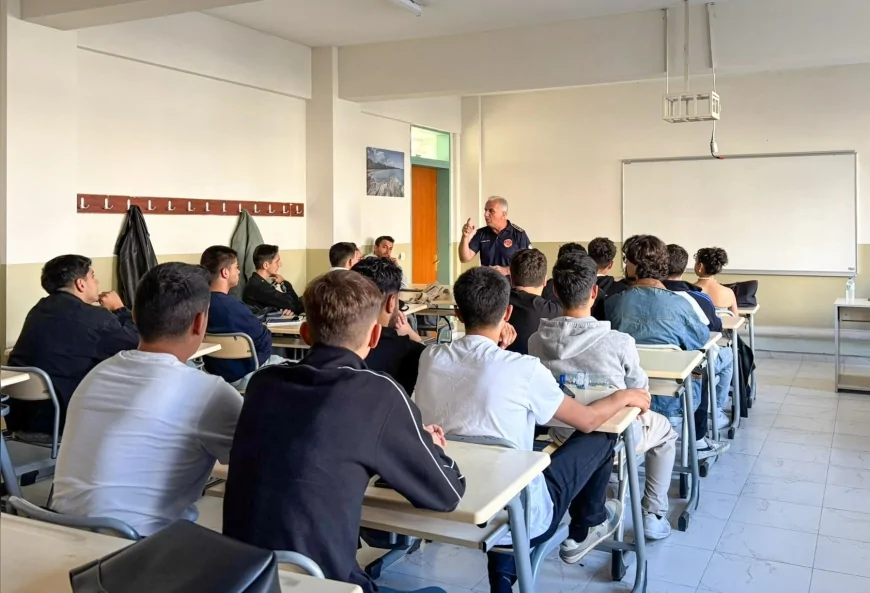 Yalova Üniversitesi’nde yeni dönem ilk dersi itfaiyecilerden: “Saha tecrübesiyle akademik bilginin birleşimi”
