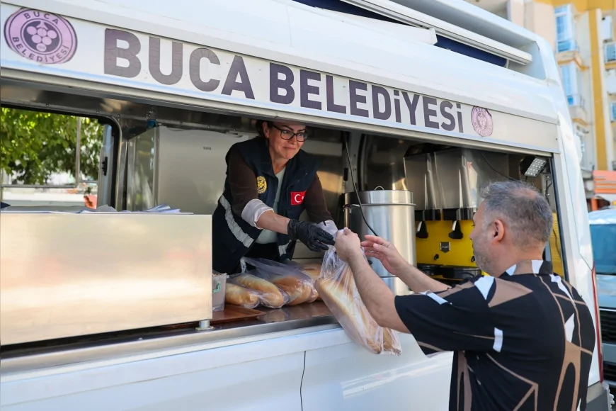 Buca Belediyesi’nden dayanışma hamlesi: Ekmek ve gıda yardımı dar gelirli ailelere ulaştırıldı
