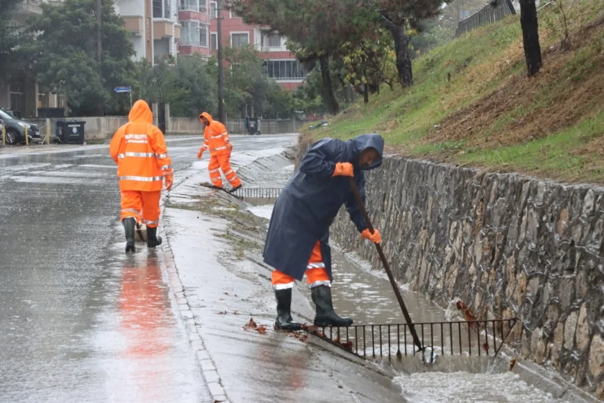 Yalova’da Sağanak Yağış Alarmı: Belediye Ekipleri Gece Boyu Taşkın Riskine Karşı Sahada