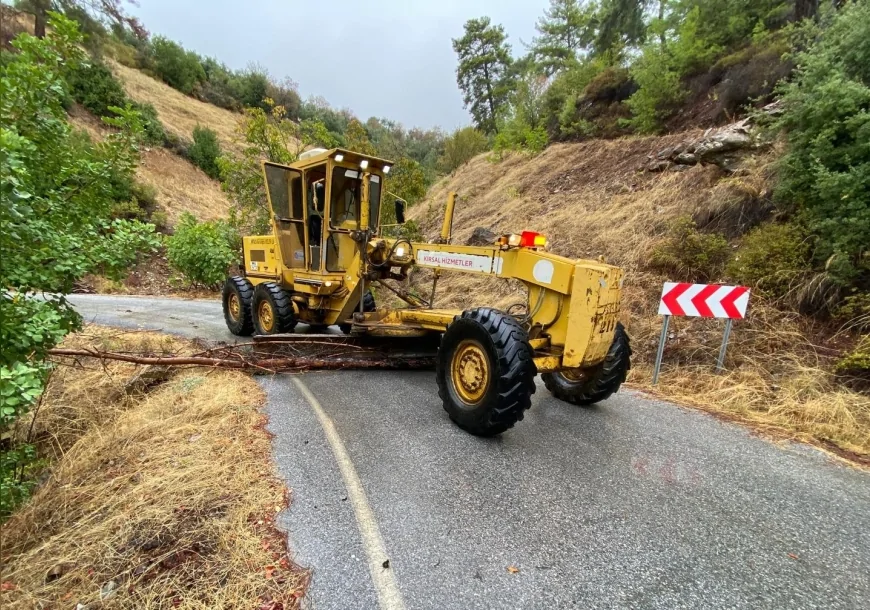 Alanya kırsalında yağış sonrası yollar temizleniyor, tıkanan büzler açılarak ulaşım güvenli hale getiriliyor