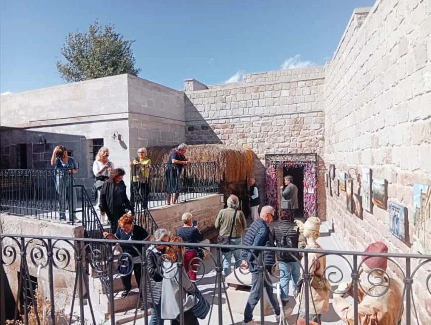 Yunanistan’dan Gelen Mübadil Torunları, Kayseri’de Türkçe Türkü Söyleyip Halay Çekti
