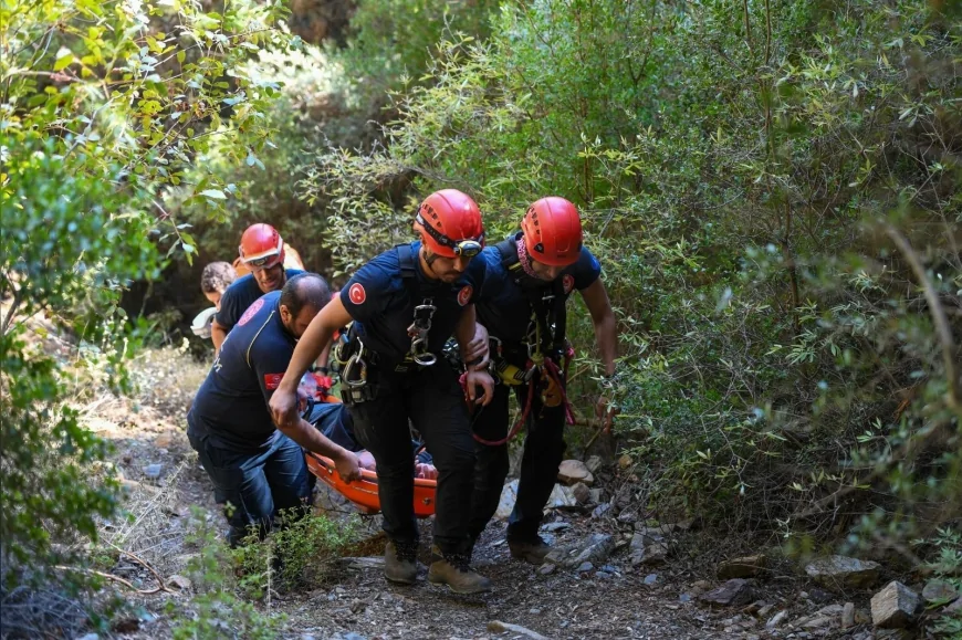 İzmir İtfaiyesi Balçova Terapi Ormanları’nda yaralı vatandaşı 2 saatlik operasyonla kurtardı