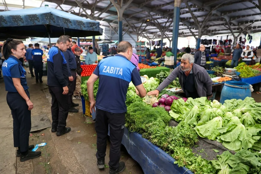 Buca’da semt pazarlarına sıkı denetim: Zabıta ekipleri hijyen ve belge kontrollerini sürdürüyor
