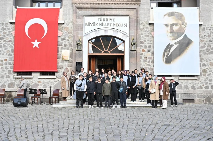 Altındağlı gençlerden anlamlı kutlama: "Ankaramızın başkent oluşunun 102’nci yılını gururla kutluyoruz"