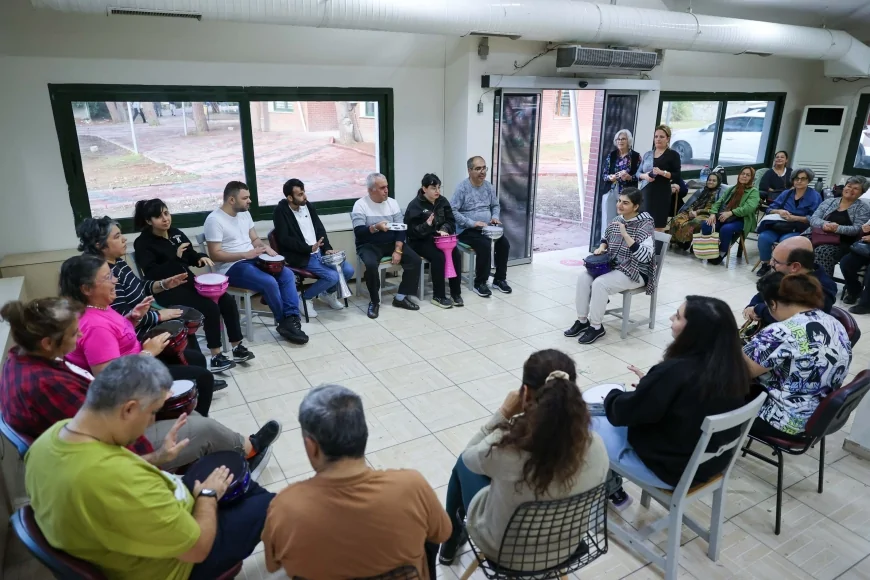 Buca’da ritim kurslarıyla engeller aşılıyor: “Müziğin diliyle hayata bağlanıyorlar”