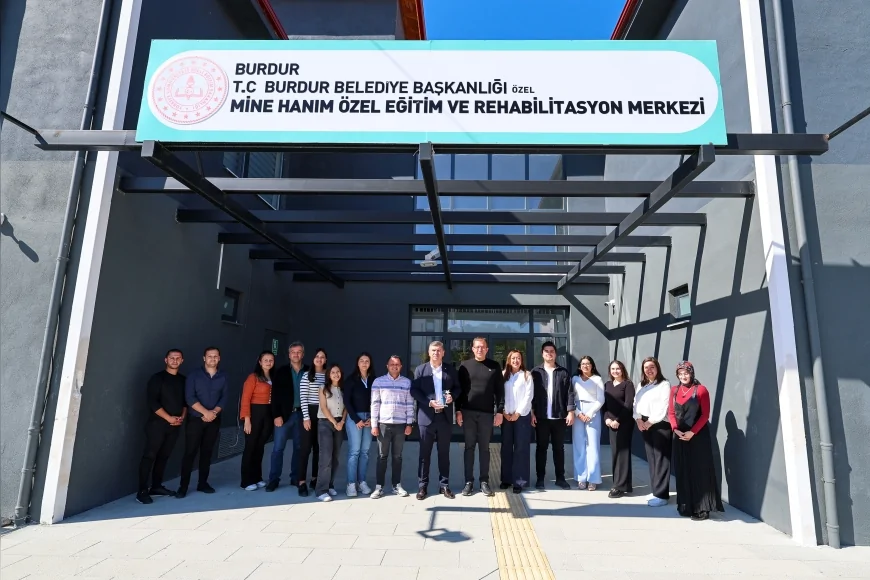 Başkan Ali Orkun Ercengiz, Birincilik Ödülünü Rehabilitasyon Merkezi Çalışanlarına Teslim Etti