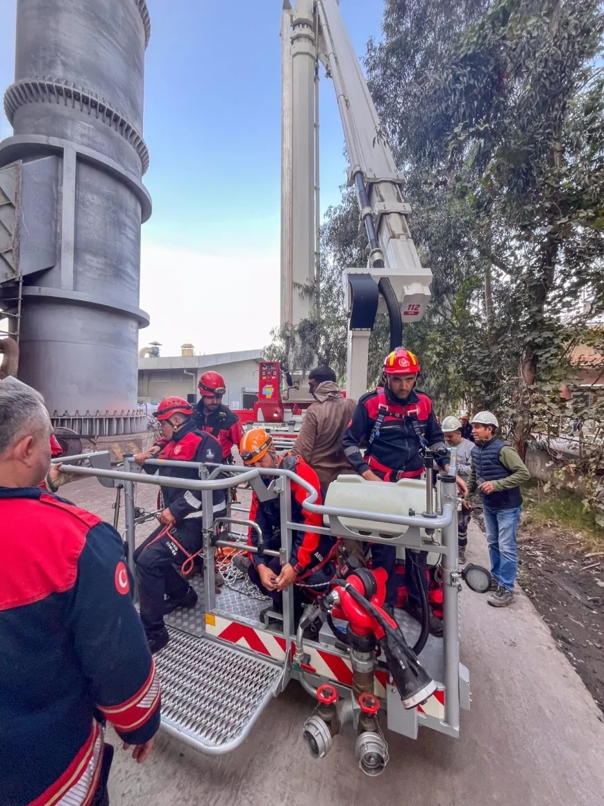 İzmir’de fabrikanın bacasında mahsur kalan işçiler 90 metrelik merdivenle kurtarıldı