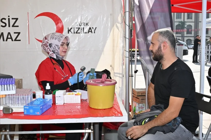 Manisa’da anlamlı dayanışma: Kan bağışına katılan vatandaşlara kamp sandalyesi hediye edildi