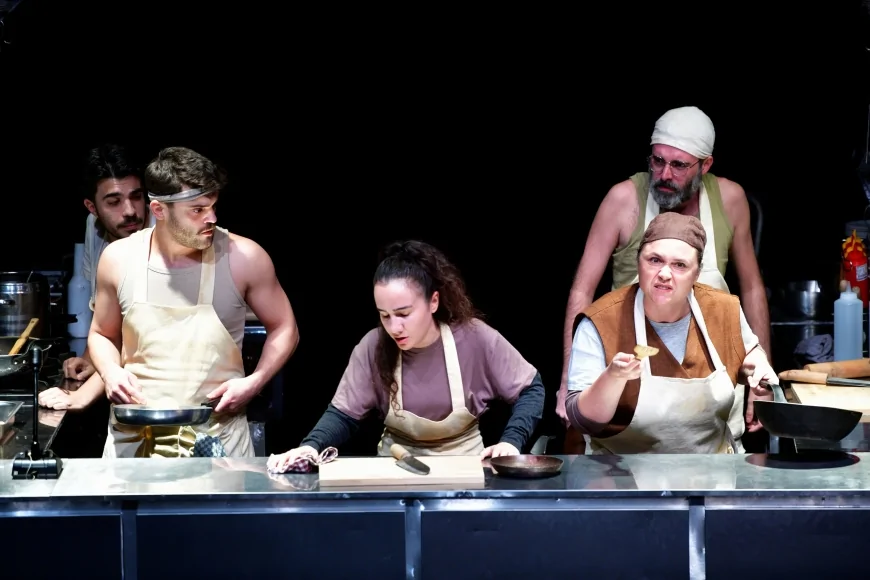 Bornova Belediyesi Şehir Tiyatrosu Yeni Sezonu Roland Schimmelpfennig’in “Altın Ejderha” Oyunuyla Açtı