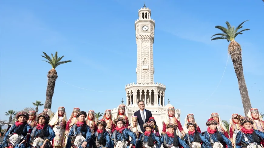 Cumhuriyetin 102. Yılı İzmir’de Coşkuyla Kutlanıyor: Türk Bayrağı Dokuma Etkinliği Atatürk Meydanı’nda Başladı