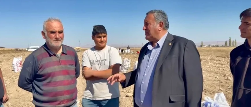 Niğde’de Üretici “Bu Toprakta Battık” Diyerek İsyan Etti: CHP’li Ömer Fethi Gürer Tarımdaki Krizi Yerinde Dinledi