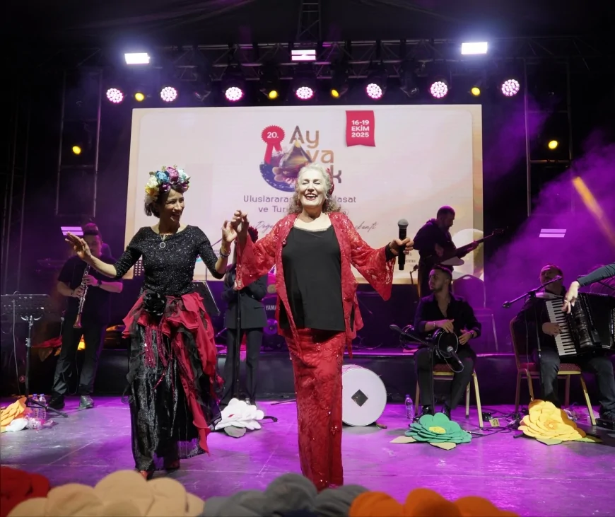 Suzan Kardeş Ayvalık’ta Balkan Rüzgarı Estirdi Festivalin Final Gecesinde Binlerce Kişi Coşkulu Anlar Yaşadı