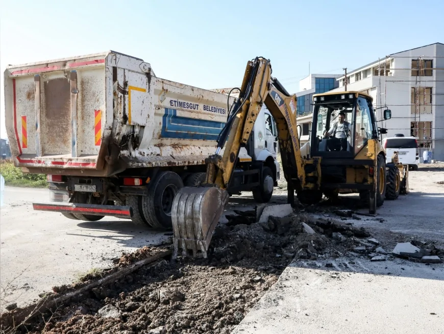 Etimesgut Belediyesi İlçe Genelinde Yol Bakım ve Asfalt Yenileme Çalışmalarını Hızlandırdı
