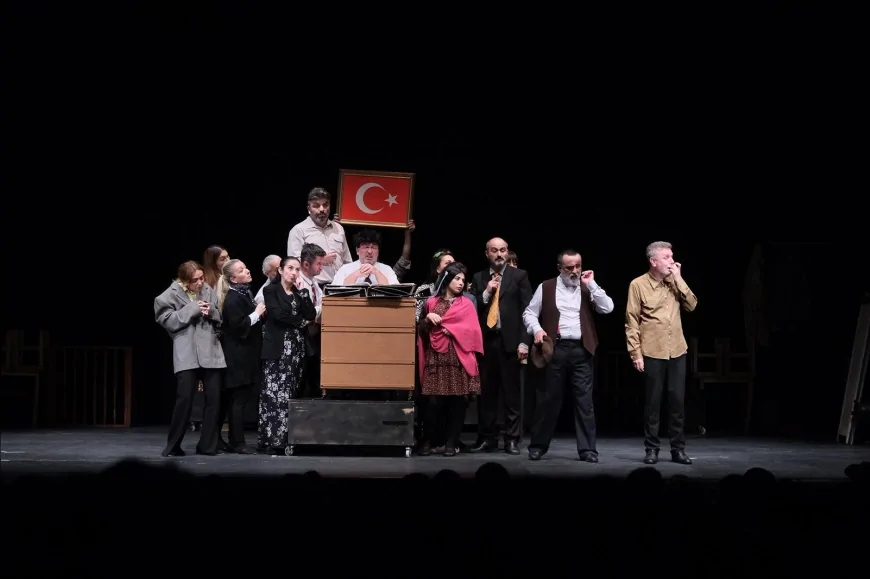 Giresun Belediyesi Şehir Tiyatrosu “Yaşar Ne Yaşar Ne Yaşamaz” Oyunu ile Adana’da Ayakta Alkışlandı
