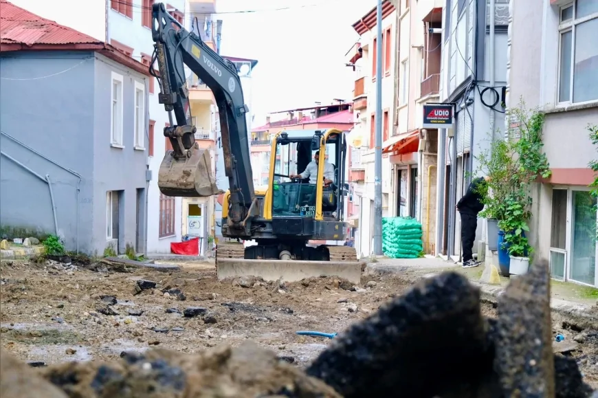 Laçin Sokak Modern Görünüme Kavuşuyor: Giresun Belediyesi Yenileme Çalışmalarını Sürdürüyor