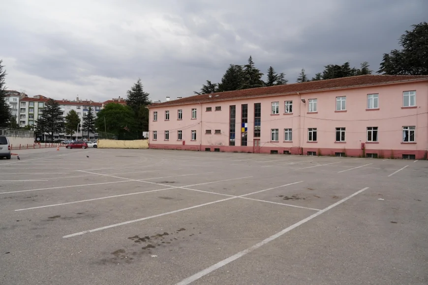 Eskişehir’de Devrim Arabaları Müzesi Çevresine Yeni Tur Otobüsü Park Alanı Düzenlemesi