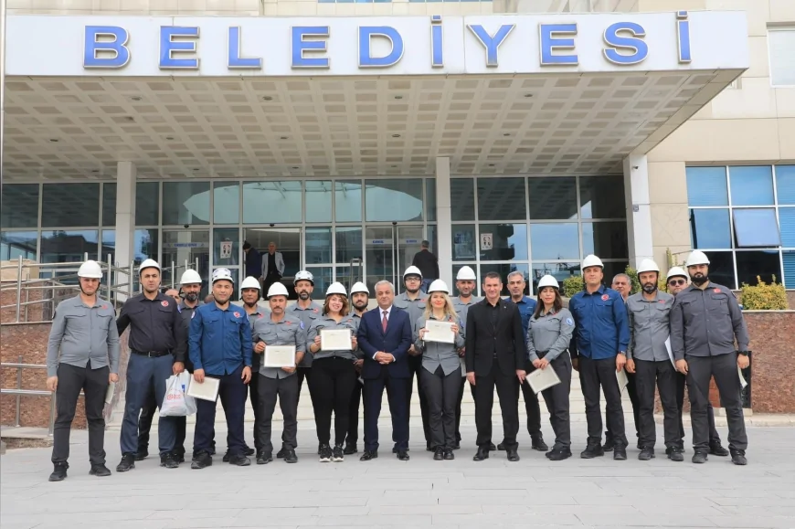 Eğitimlerini Başarıyla Tamamlayan Elazığ Belediyesi Arama Kurtarma Ekibi ELBAK’a Belgeleri Takdim Edildi