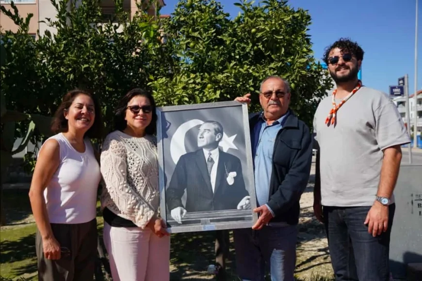 Çeşme Belediyesi’nden Muhtarlara Atatürk Portresi Hediyesiyle Anlamlı Kutlama