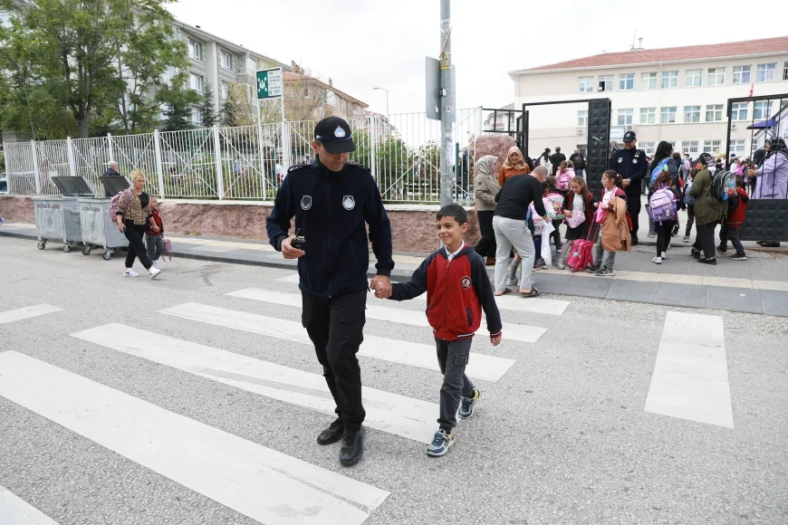 Keçiören Zabıta Ekiplerinden Okul Önlerinde Güvenli Ulaşım ve Trafik Düzenlemesi İçin Yoğun Mesai