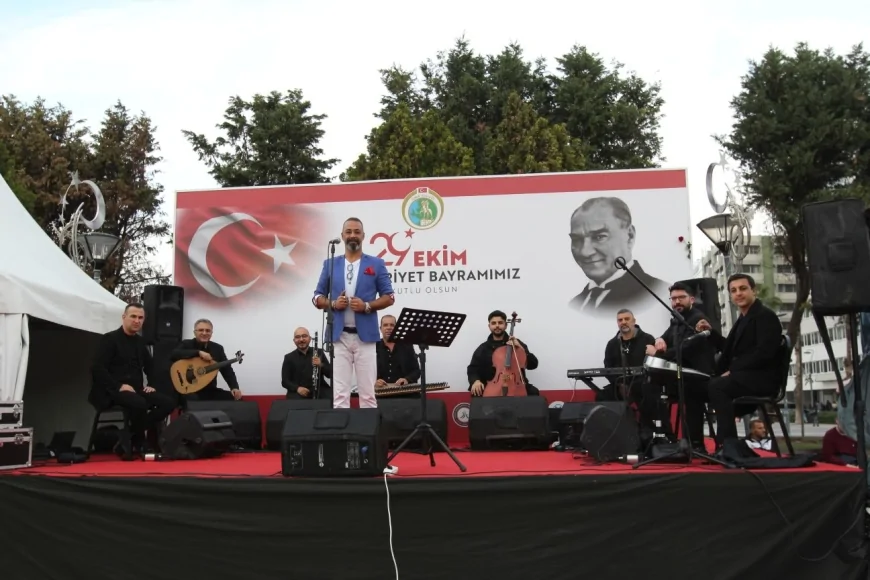 Konak Meydanı’nda “Atatürk’ü Anma Konseri” Coşkusu: Ege Üniversitesi Sanatçıları Atatürk’ün Sevdiği Eserleri Seslendirdi